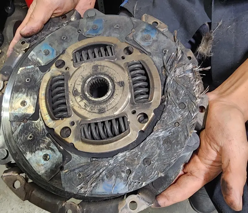 نمایی از یک صفحه کلاچ مصرف‌شده