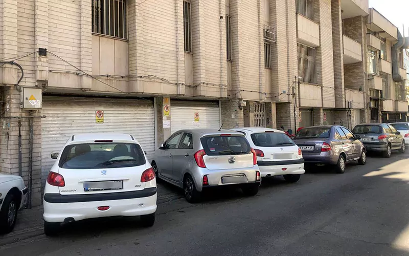 پارک ماشین جلوی درب پارکینگ