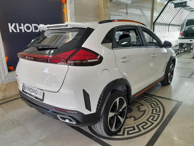 نمای عقب ام وی ام X33 کراس اتومات