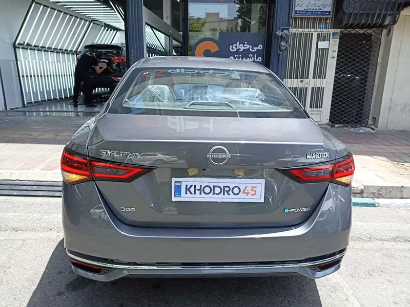 نمای عقب نیسان سیلفی هیبرید 2024