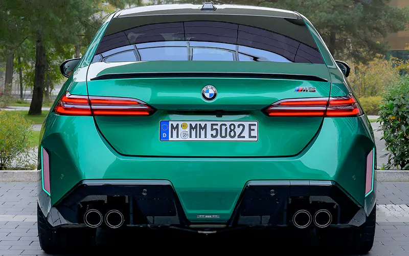 نمای عقب بی ام و M5 ۲۰۲۵
