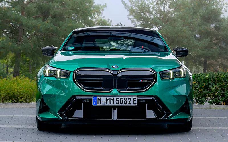 نمای جلو بی ام و M5 ۲۰۲۵