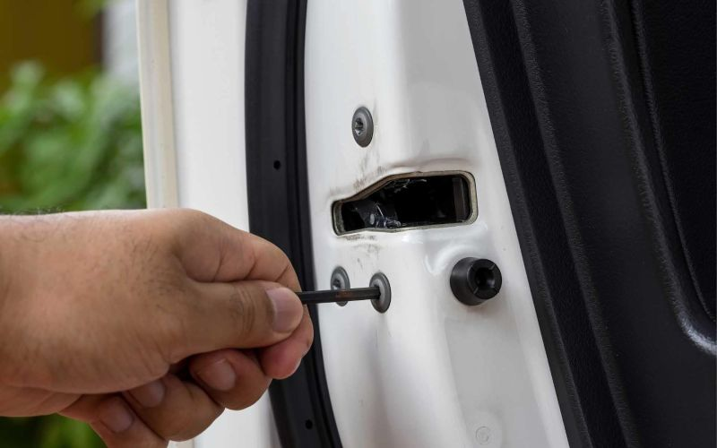 رگلاژبودن درب‌ها از مهم‌ترین اقدامات برای رفع صدای نوار دور درب‌هاست