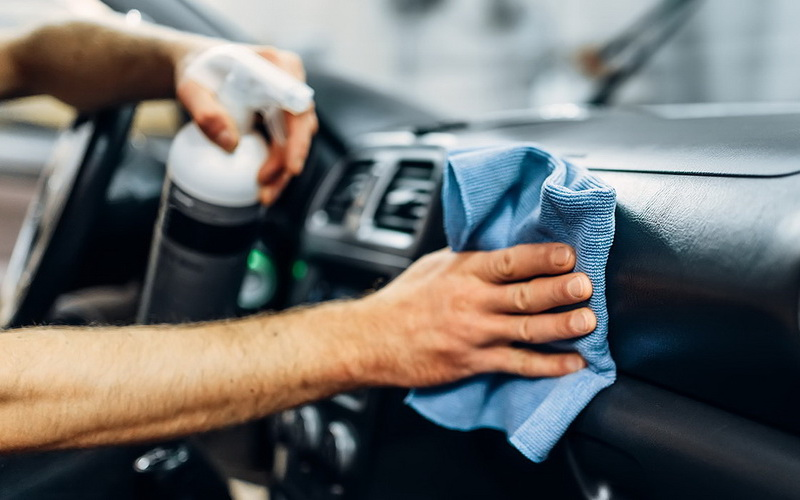 در نهایت با یک دستمال، سطح تمیزشده را براق می کنیم در نهایت با یک دستمال، سطح تمیزشده را براق می کنیم