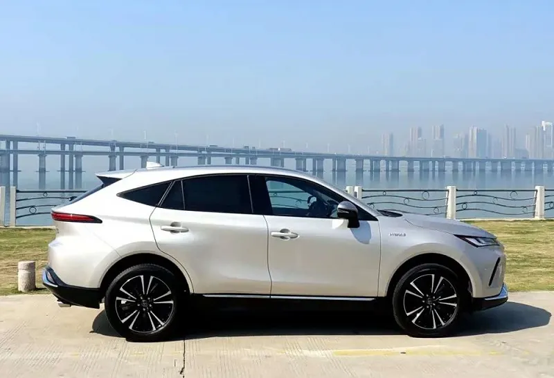 نمای جانبی تویوتا ونزا ۲۰۲۵