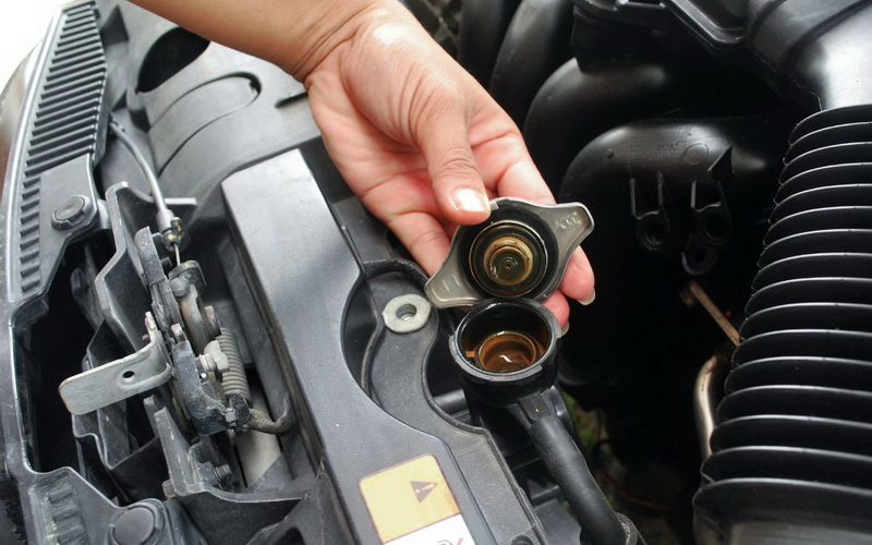 بررسی مداوم و چند روزه آب رادیاتور توصیه می شود بررسی مداوم و چند روزه آب رادیاتور توصیه می شود