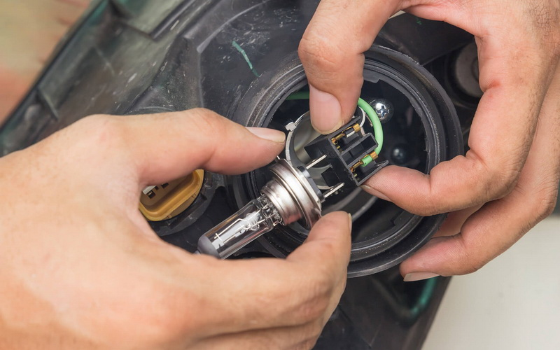 اتصالات لامپ ها را محکم کنیم اتصالات لامپ ها را محکم کنیم