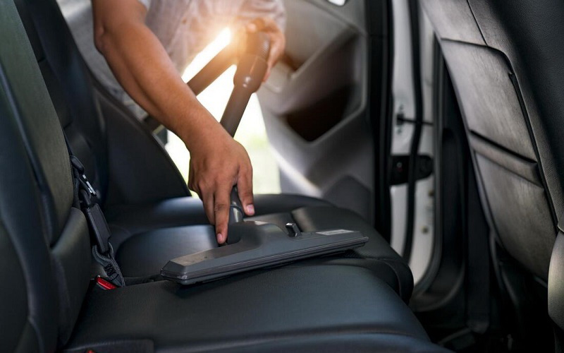 تمیزکردن با جاروبرقی، اولین مرحله از تمیزکاری چرم خودرو است تمیزکردن با جاروبرقی، اولین مرحله از تمیزکاری چرم خودرو است