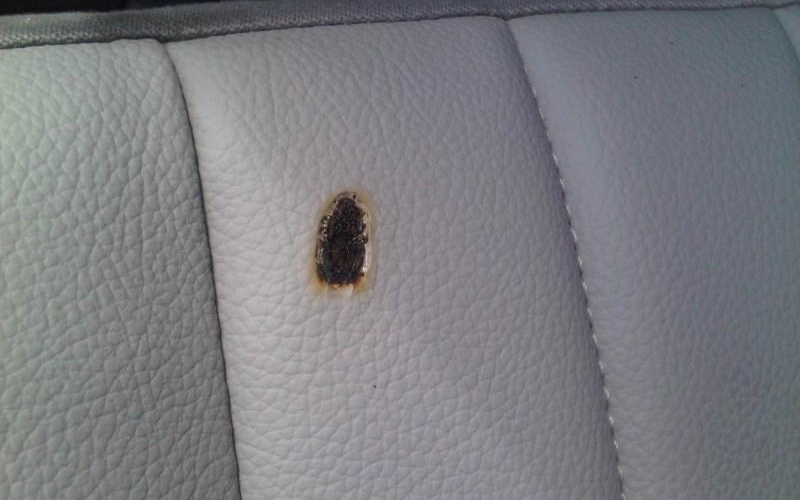 اثر سیگار روی چرم صندلی  اثر سیگار روی چرم صندلی