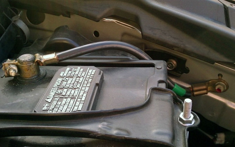 تقویت و تمیزکردن اتصال منفی باتری تقویت و تمیزکردن اتصال منفی باتری