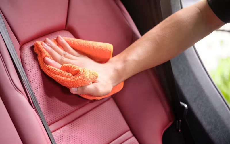 نظافت مداوم و ماهانه اثر بالایی در طول عمر چرم صندلی ها دارد نظافت مداوم و ماهانه اثر بالایی در طول عمر چرم صندلی ها دارد