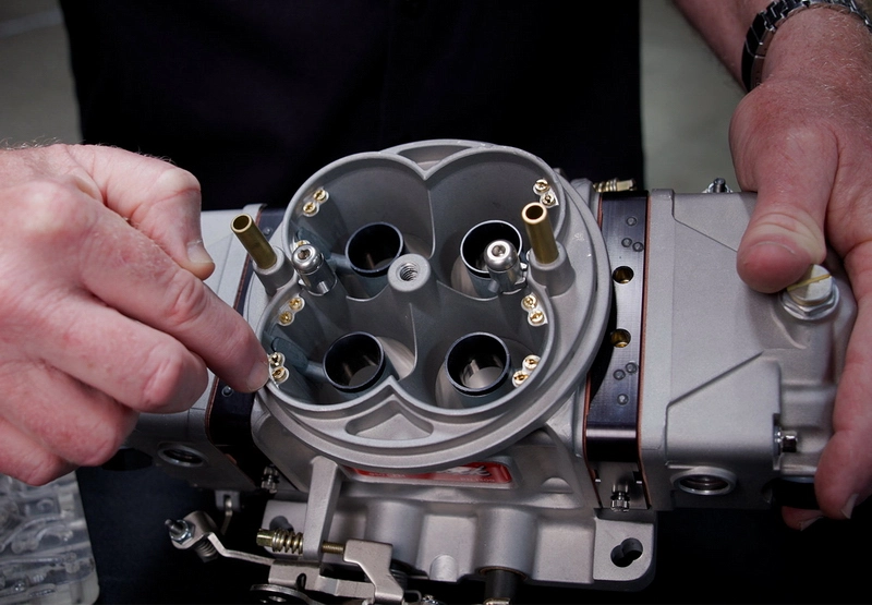 کاربراتور حساسیت بیشتری نسبت به تغییرات دمایی داشته و نیازمند تنظیم مکرر است کاربراتور حساسیت بیشتری نسبت به تغییرات دمایی داشته و نیازمند تنظیم مکرر است