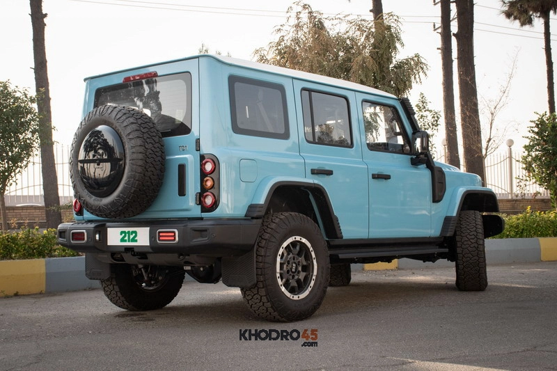 نمای عقب بی ای دبلیو ۲۱۲ آفرود نمای عقب بی ای دبلیو ۲۱۲ آفرود