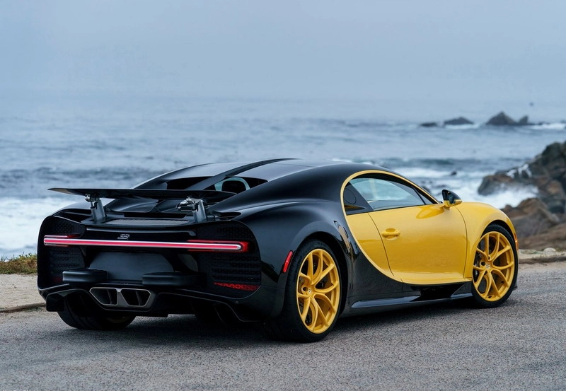 نمای عقب بوگاتی شیرون