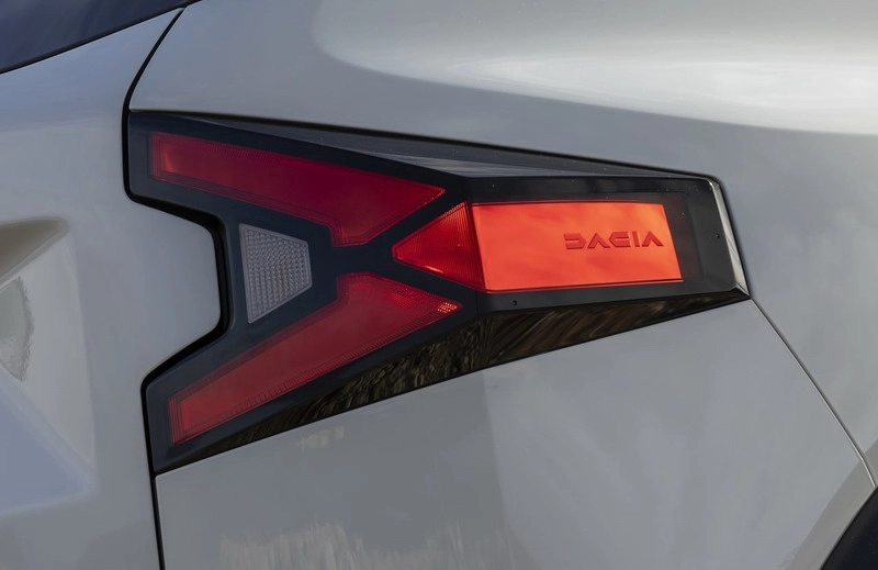 چراغ های عقب رنو داستر ۲۰۲۵ چراغ های عقب رنو داستر ۲۰۲۵