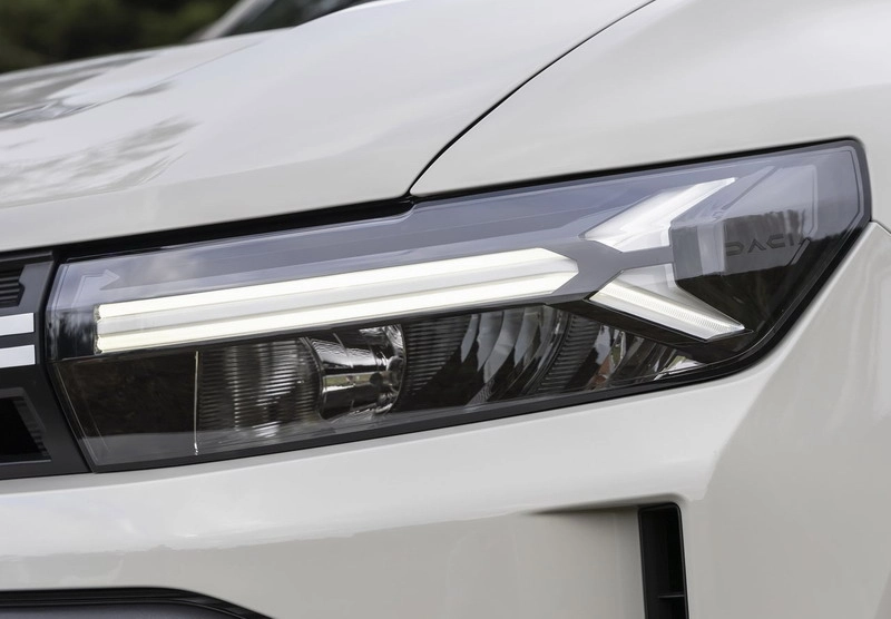 چراغ های جلوی خودروی رنو داستر ۲۰۲۵ چراغ های جلوی خودروی رنو داستر ۲۰۲۵