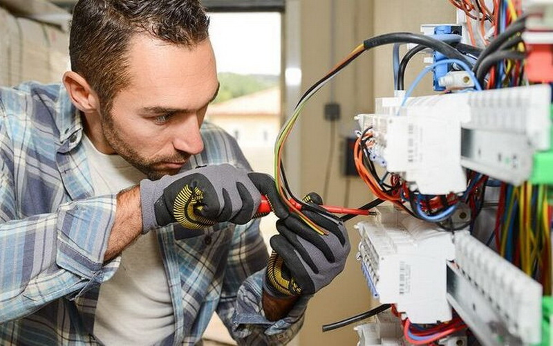 بررسی سیمکشی و توان برق منزل برای نصب شارژر توسط متخصص