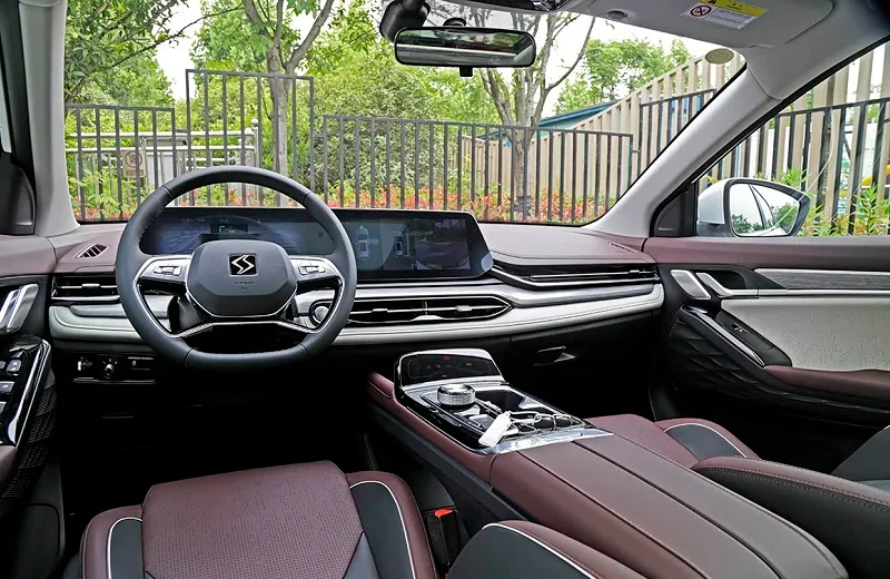 طراحی داخلی کی ام سی SR6