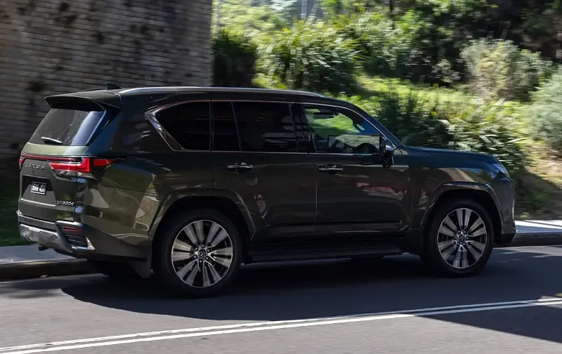 نمای جانبی لکسوس LX600 مدل ۲۰۲۵