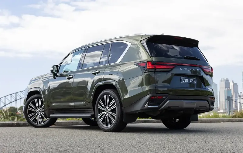 نمای عقب لکسوس LX600 مدل 2025