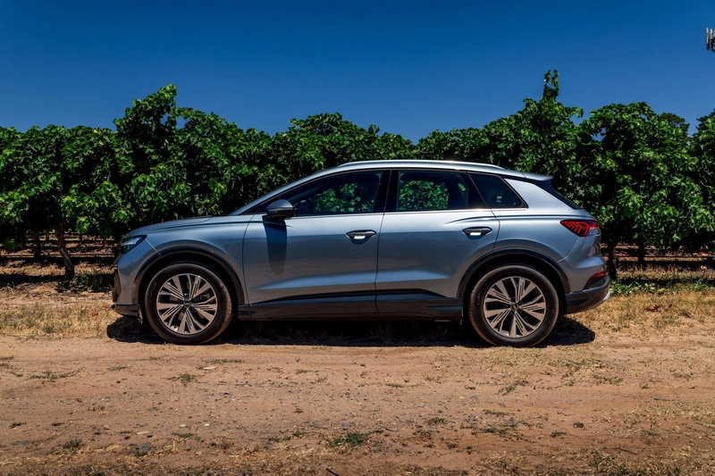 نمای جانبی آئودی Q4 e-Tron مدل ۲۰۲۵