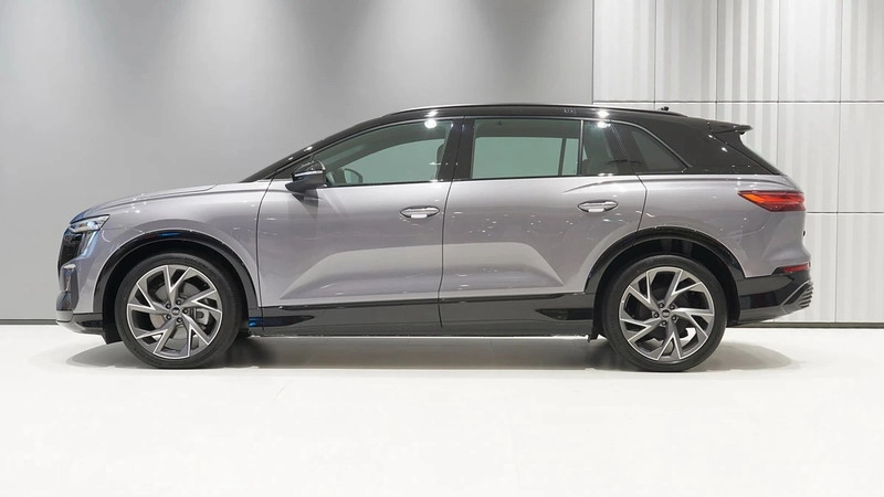 نمای جانبی آئودی Q5 e-Tron