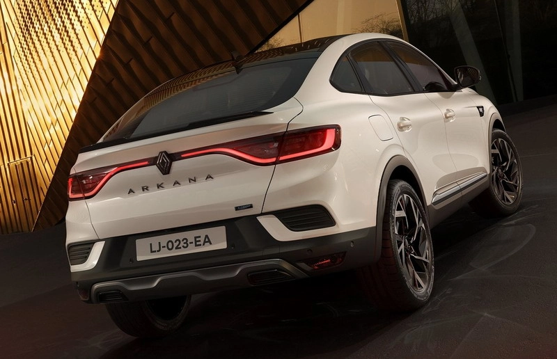 نمای عقب رنو آرکانا ۱۴۰۴ نمای عقب رنو آرکانا ۱۴۰۴