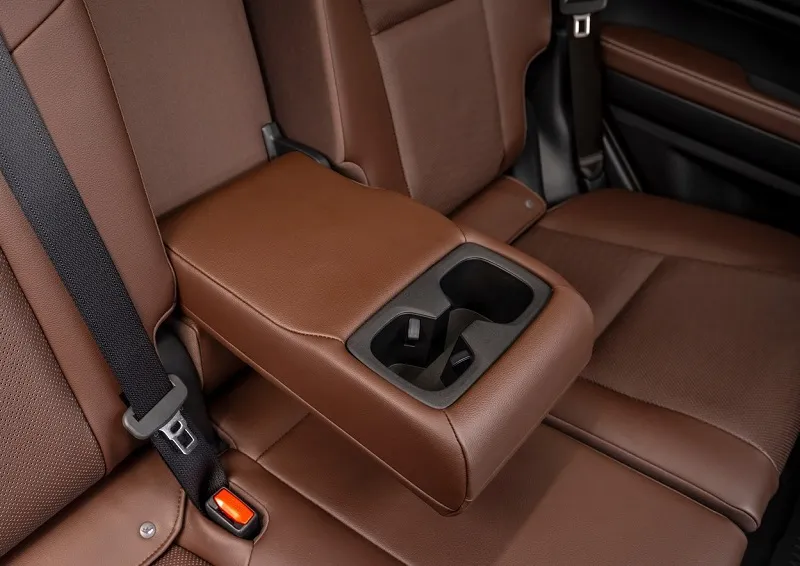 طراحی داخلی صندلی‌های عقب لندکروزر پرادو 2025