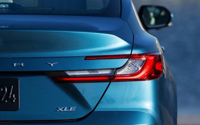 نمای عقب تویوتا کمری HEV