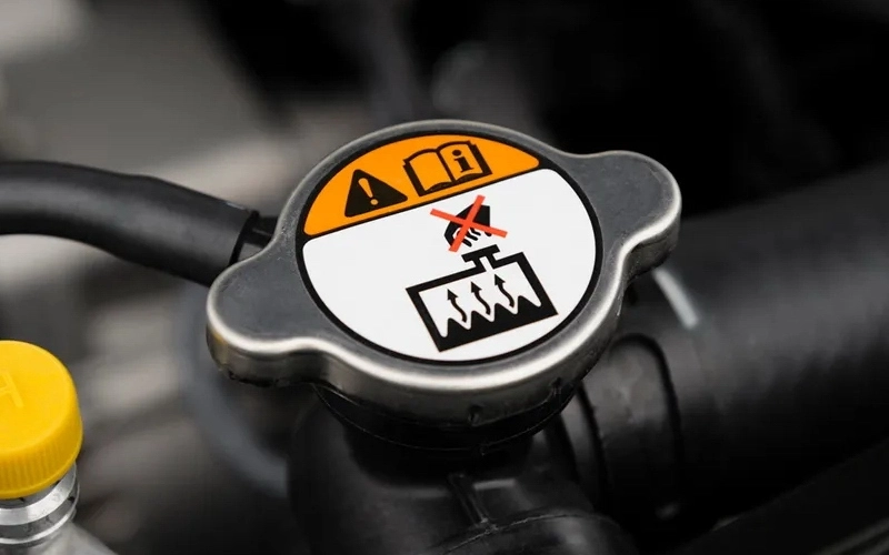 به علائم و نوشته‌های هشداری روی رادیاتور و درپوش آن توجه کنید