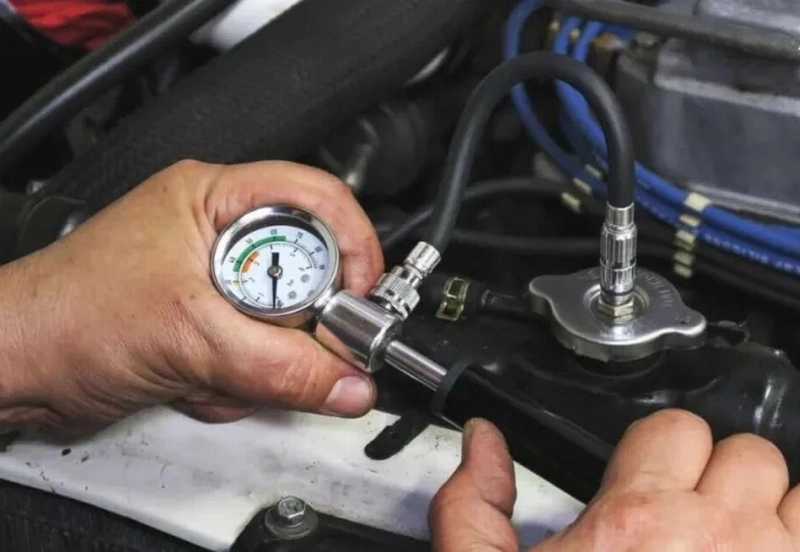 دستگاه تست فشار برای بررسی وجود نشتی در سیستم خنک‌کاری