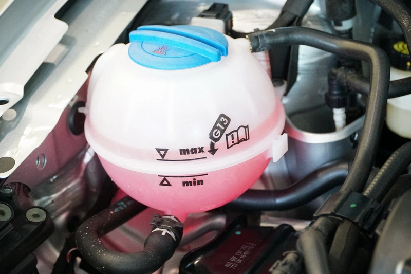 منبع انبساط معمولا شفاف و مایع خنک کننده درون آن قابل رویت است