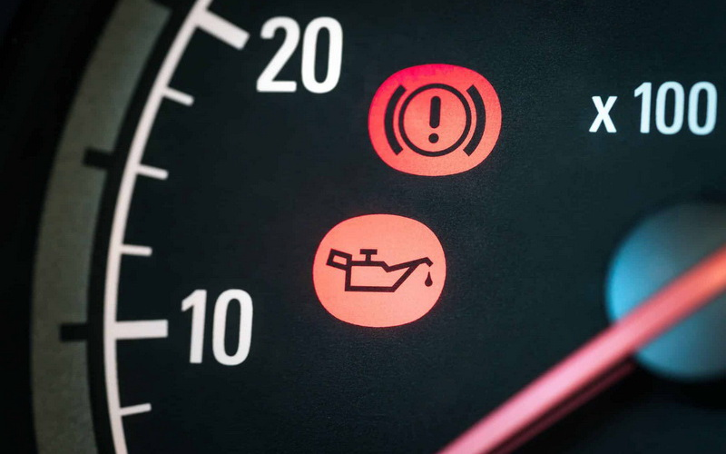 روشن شدن چراغ روغن یکی از نشانه های پرخطر برای موتور است