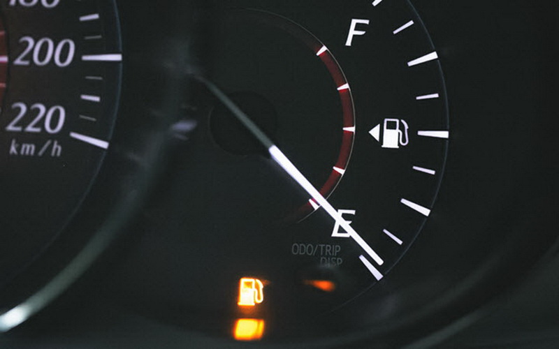 تمام شدن سوخت یکی از شایع ترین علت های خاموشی ماشین در حین حرکت