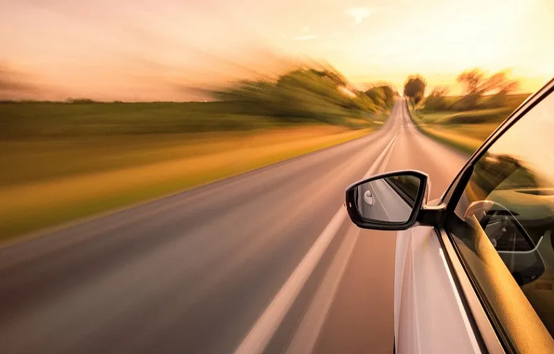 راندن با سرعت در جاده