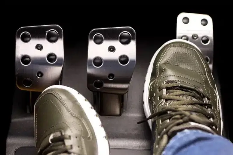 پدال گاز و ترمز در خودرو