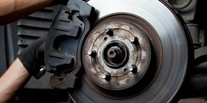 کنترل سرعت خودرو دنده ای در سرازیری