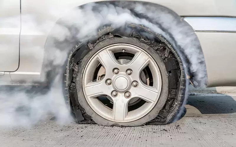 خطرات رانندگی با لاستیک پنچر