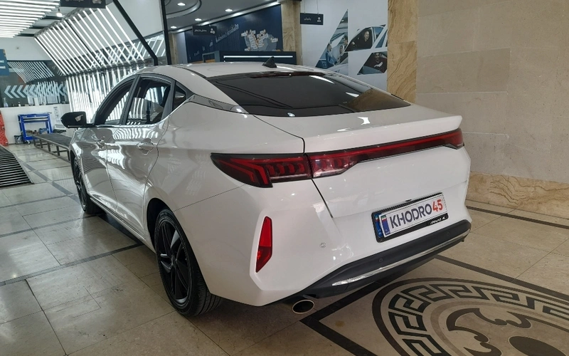 نمای عقب کی ام سی J7