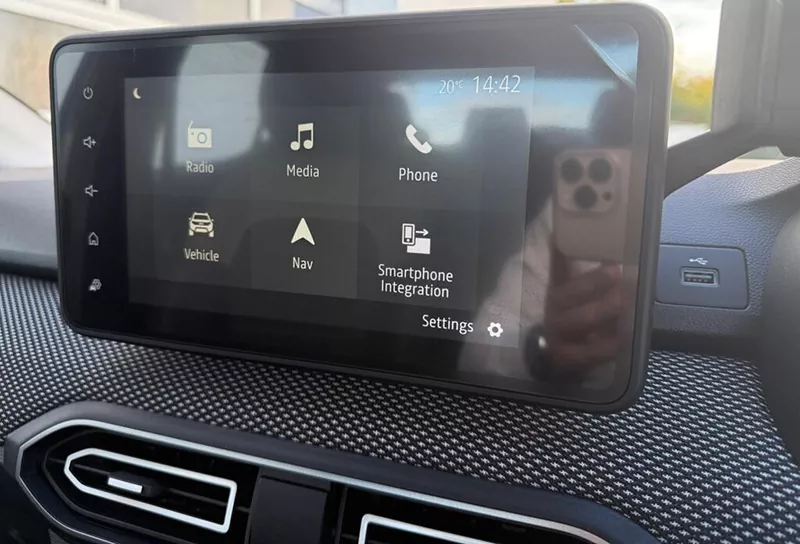 مانیتور رنو ساندرو ۲۰۲۵