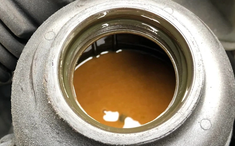 تغییر رنگ، وجود آلودگی، بوی سوختگی و تغییر ویسکوزیته نشانگر خراب شدن روغن است