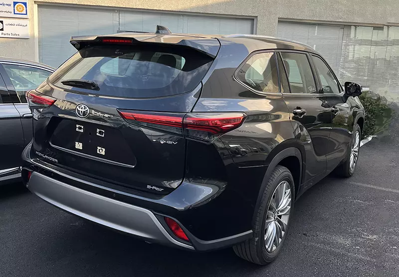 نمای عقب تویوتا هایلندر ۲۰۲۵ هیبرید