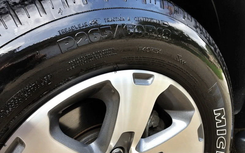 ظاهر براق یک تایر واکس خورده ظاهر براق یک تایر واکس خورده