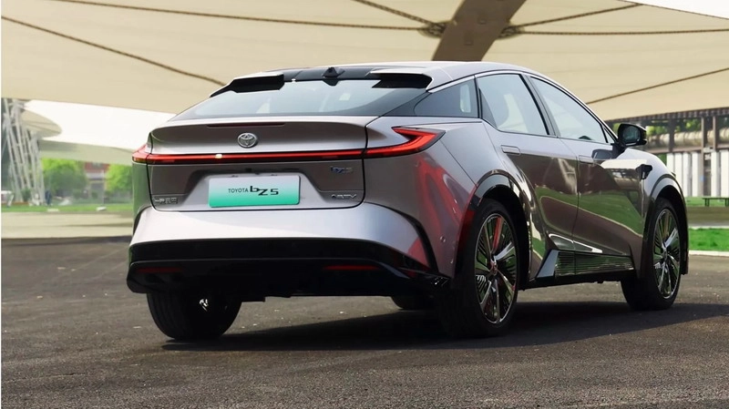 نمای عقب تویوتا bZ5 نمای عقب تویوتا bZ5