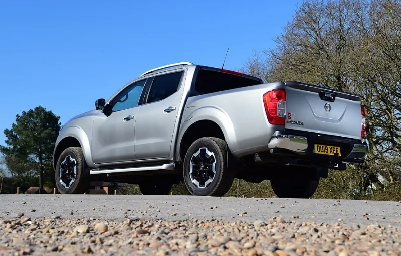 نمای عقب نیسان ناوارا کریمان موتور نمای عقب نیسان ناوارا کریمان موتور