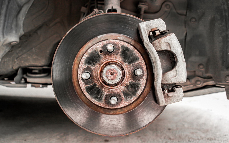 تاب داشتن دیسک های ترمز از اصلی ترین علل لرزش فرمان در زمان ترمز زدن است تاب داشتن دیسک های ترمز از اصلی ترین علل لرزش فرمان در زمان ترمز زدن است