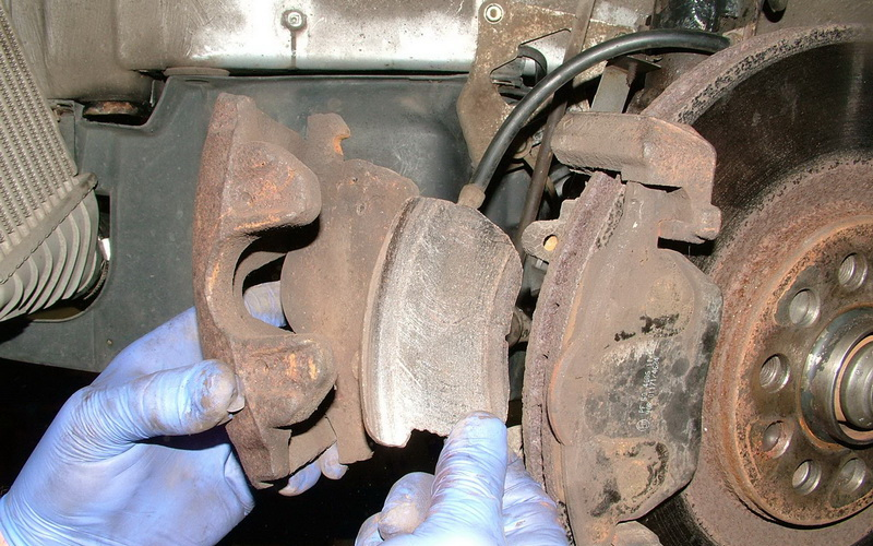 ایراد در کالیپر ترمز هم باعث لرزش فرمان و چرخ ها در حین ترمزگیری می شود ایراد در کالیپر ترمز هم باعث لرزش فرمان و چرخ ها در حین ترمزگیری می شود