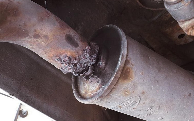 نشتی اگزوز و منیفولد هوا نیز باعث خارج شدن موتور از تنظیم می شود نشتی اگزوز و منیفولد هوا نیز باعث خارج شدن موتور از تنظیم می شود