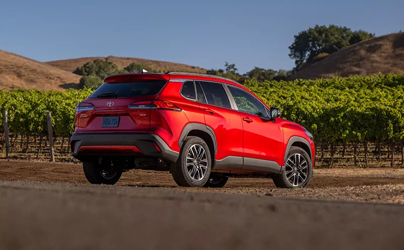 نمای عقب تویوتا کرولا کراس ۲۰۲۶ بنزینی