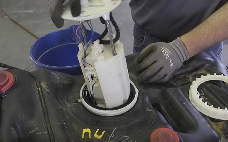 قبل از باز کردن مجموعه پمپ بنزین، باتری ماشین را قطع کنیم قبل از باز کردن مجموعه پمپ بنزین، باتری ماشین را قطع کنیم